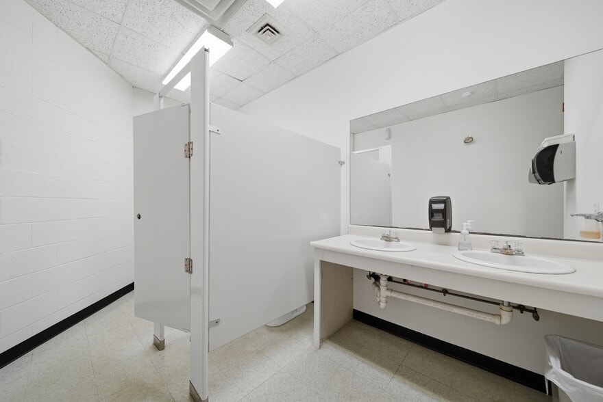More Photos Of 141 Sanborn Rd, Tilton Flex For Sale