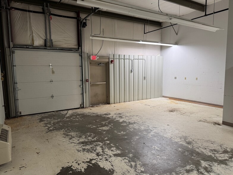 More Photos Of 6444 S 6th St, Springfield Research And Development For Sale