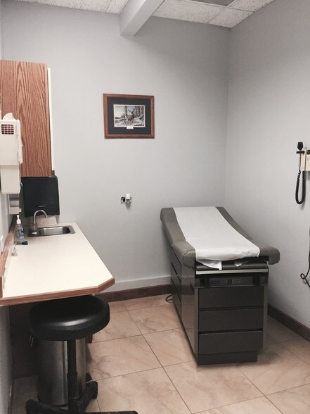 More Photos Of 2551 W Peterson Ave, Chicago Medical For Lease