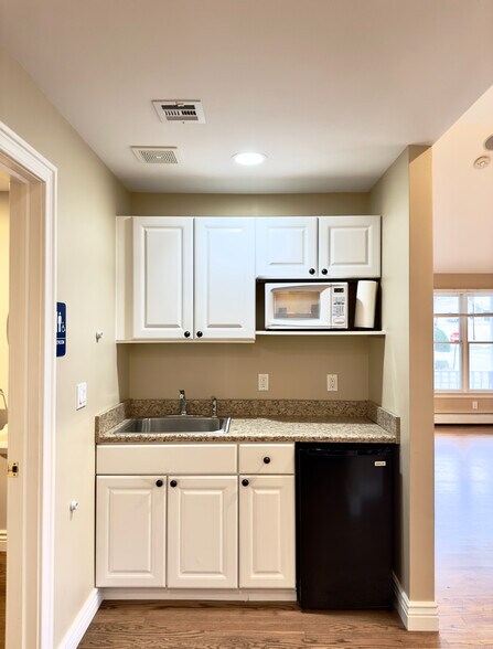 More Photos Of 319 1st Ave, Saint James Office For Sale