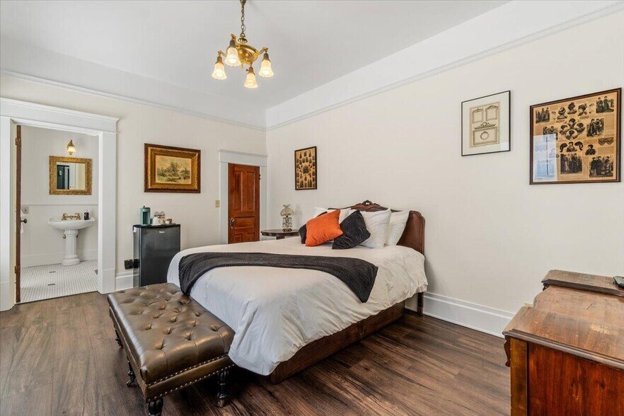 More Photos Of 315 Main St, Ferndale Hotel For Sale