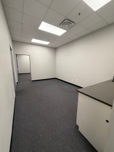 More Photos Of 2810 W Pioneer Pky, Dalworthington Gardens Industrial For Lease