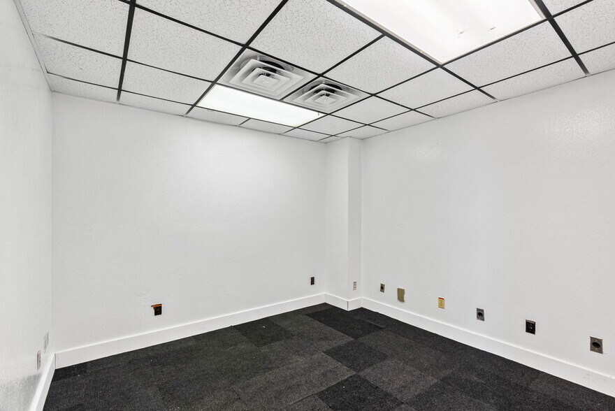 More Photos Of 3806 E Rio Grande St, Victoria Warehouse For Sale