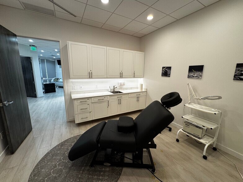 More Photos Of 10910 N Tatum Blvd, Phoenix Office For Lease