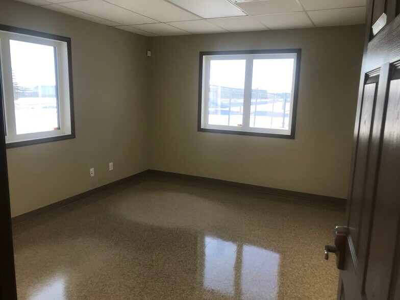 More Photos Of 18 Burnt Valley Ave, Red Deer Industrial For Sale