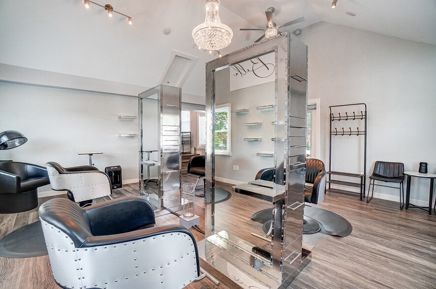 More Photos Of 235 W Franklin St, Centerville Storefront Retail Office For Lease