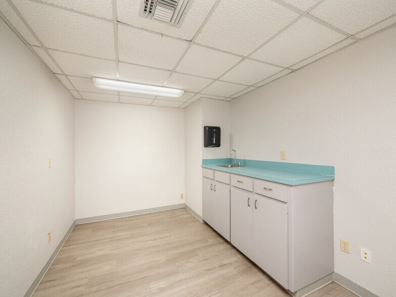 More Photos Of 4409 Menchaca Rd, Austin Medical For Sale