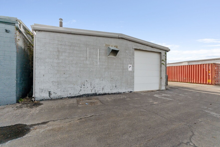 More Photos Of 876 N 20th St, Columbus Warehouse For Lease