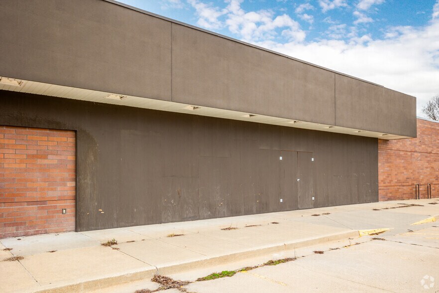More Photos Of 4024 Fleur Dr, Des Moines Convenience Store For Lease