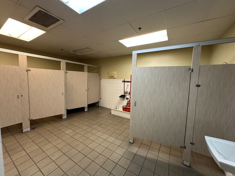 More Photos Of 625 66th Ave SW, Vero Beach Manufacturing For Sale