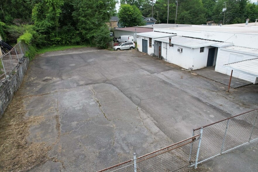 More Photos Of 1414 E Morris St, Dalton Light Distribution For Lease