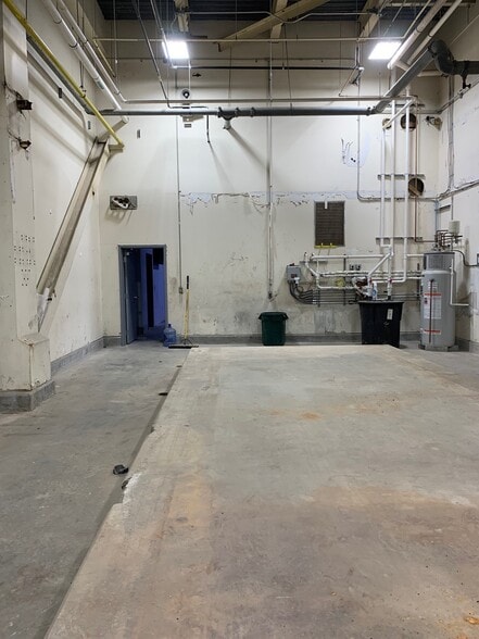 More Photos Of 586 Lewiston Junction Rd, Auburn Distribution For Lease