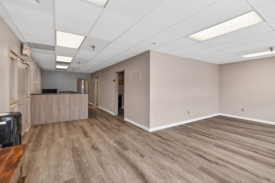 More Photos Of 1017-1023 Mainstreet, Hopkins Storefront For Lease