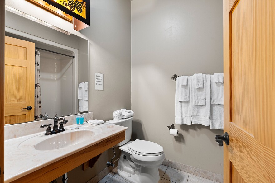 More Photos Of 18398 Waubee Park Ln, Lakewood Hotel For Sale