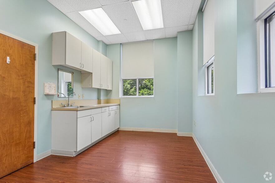 More Photos Of 7800 Wolf Trail Cv, Germantown Medical For Sale
