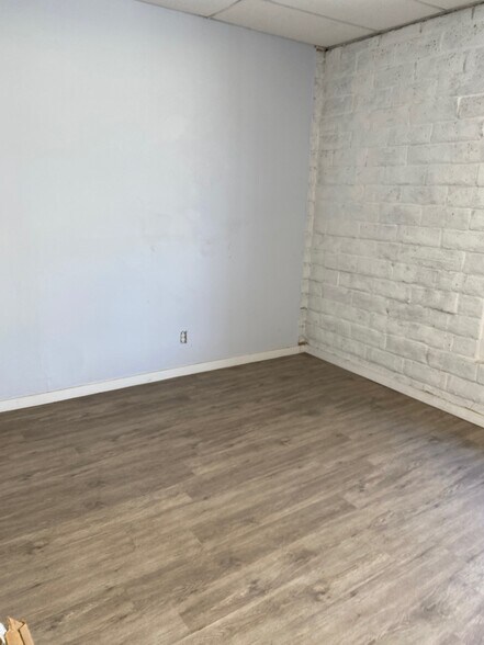 More Photos Of 497-503 N Ventu Park Rd, Newbury Park Unknown For Lease