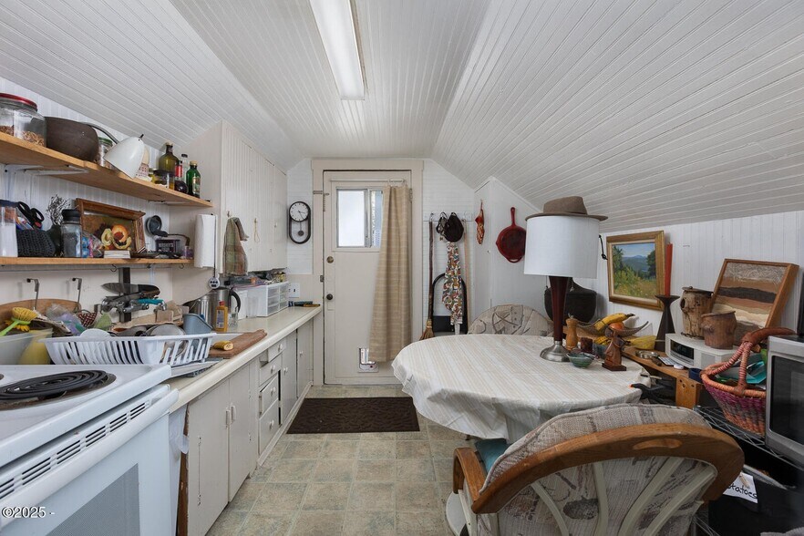 More Photos Of 205 SW Highway 101, Waldport Storefront For Sale