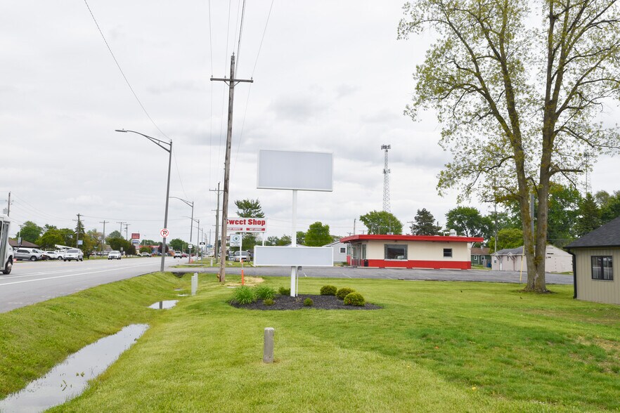 More Photos Of 1311 W Main St, Greenfield Freestanding For Lease
