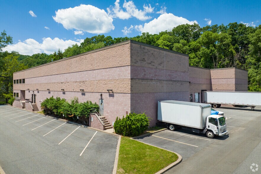 More Photos Of 237 West Pky, Pompton Plains Warehouse For Lease