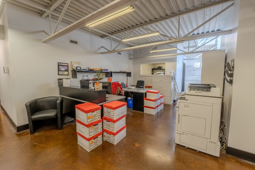 More Photos Of 8295-8305 Creusot Rue, Montréal Warehouse For Sale