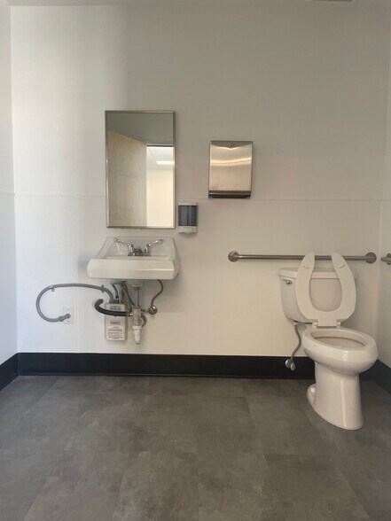 More Photos Of 2111-2361 E Palmdale Blvd, Palmdale Unknown For Lease