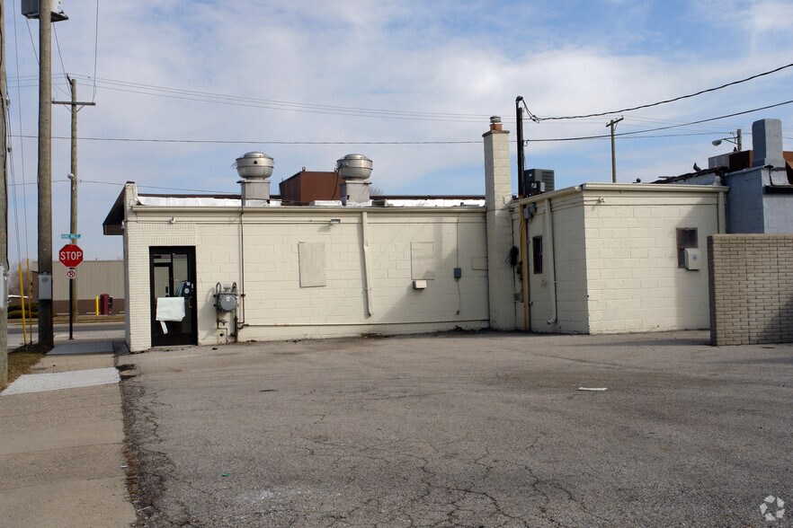 More Photos Of 18000 E 9 Mile Rd, Eastpointe Restaurant For Lease