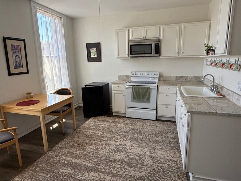 More Photos Of 300 N Broad St, Globe Specialty For Sale