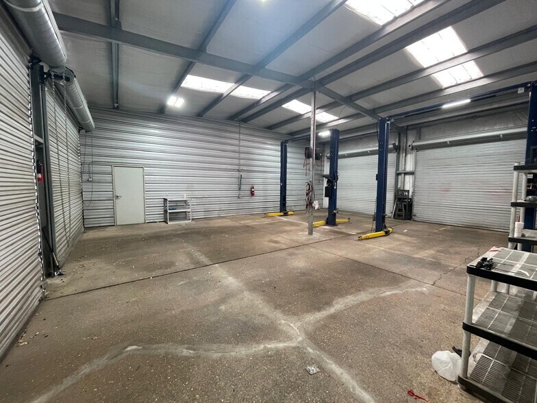 More Photos Of 3301 Cypress Creek Pky, Houston Warehouse For Lease