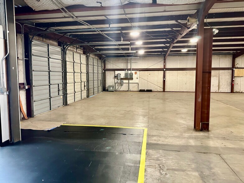 More Photos Of 210 Gravel St, Seguin Warehouse For Lease