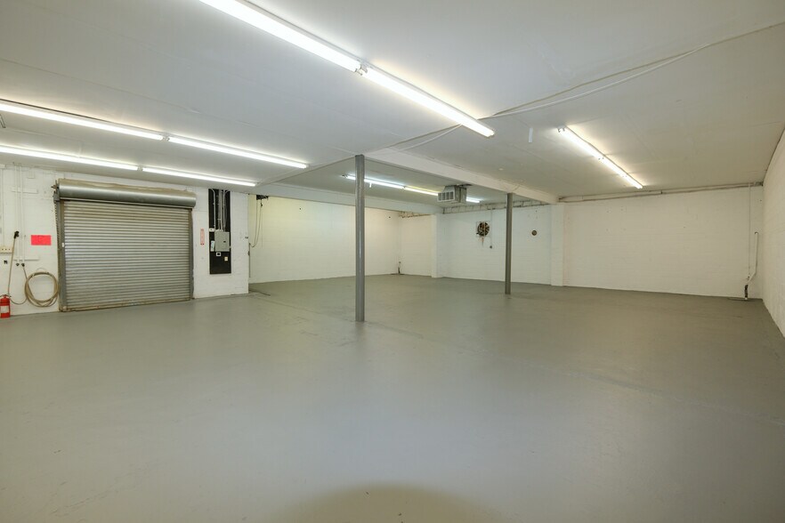 More Photos Of 30 W Price St, Linden Showroom For Lease