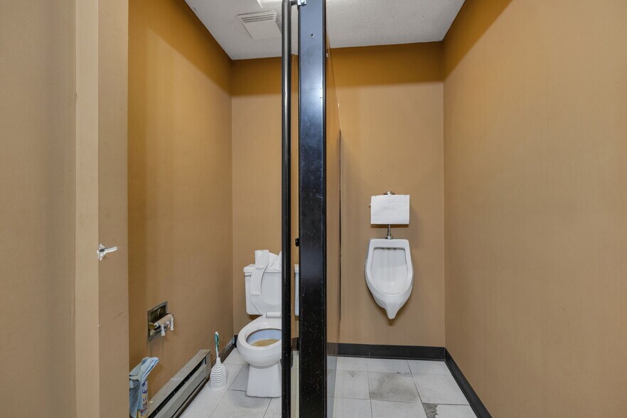More Photos Of 7601 Milhouse Rd, Indianapolis Office For Sale