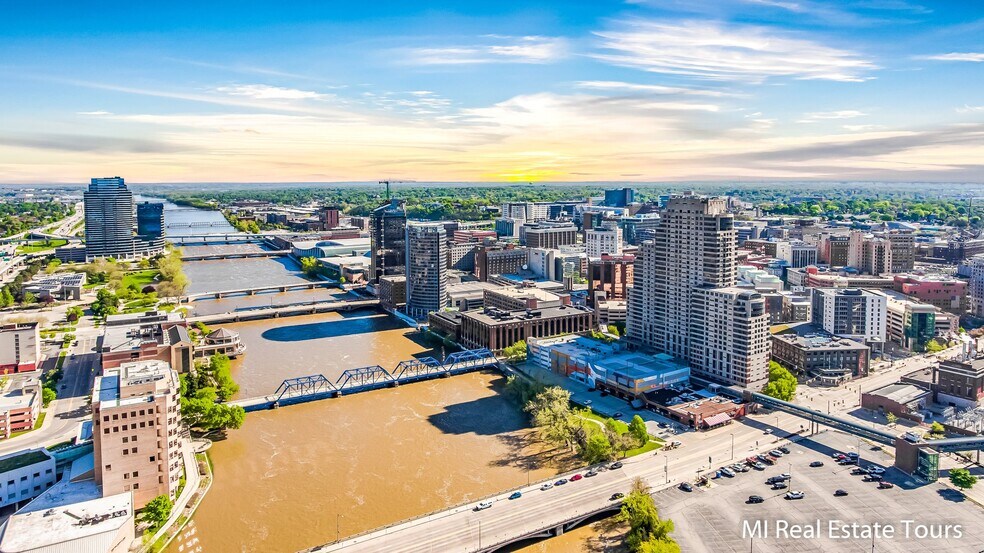 More Photos Of 99 Monroe Ave NW, Grand Rapids Office For Lease