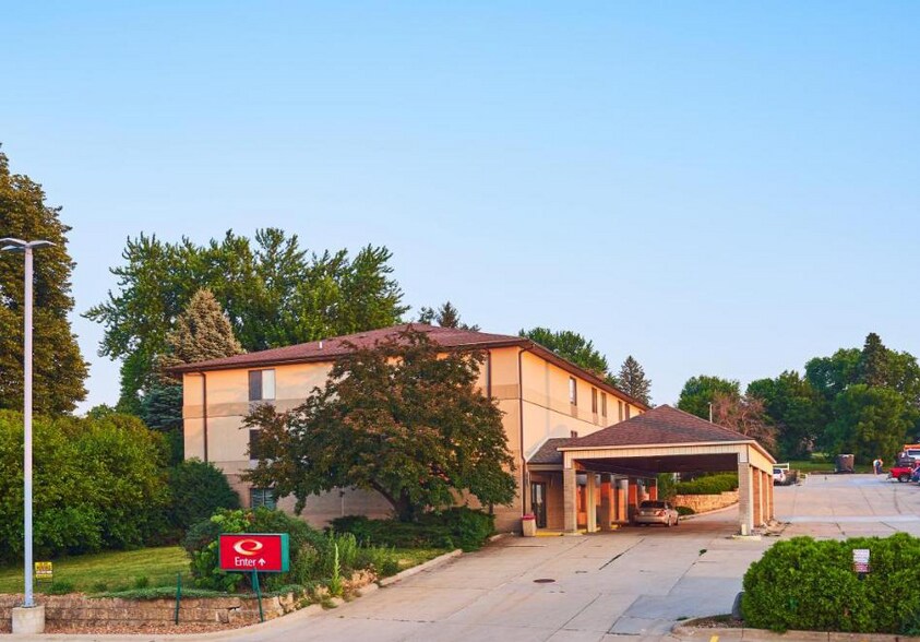 More Photos Of 1019 W Platt St, Maquoketa Hotel For Sale