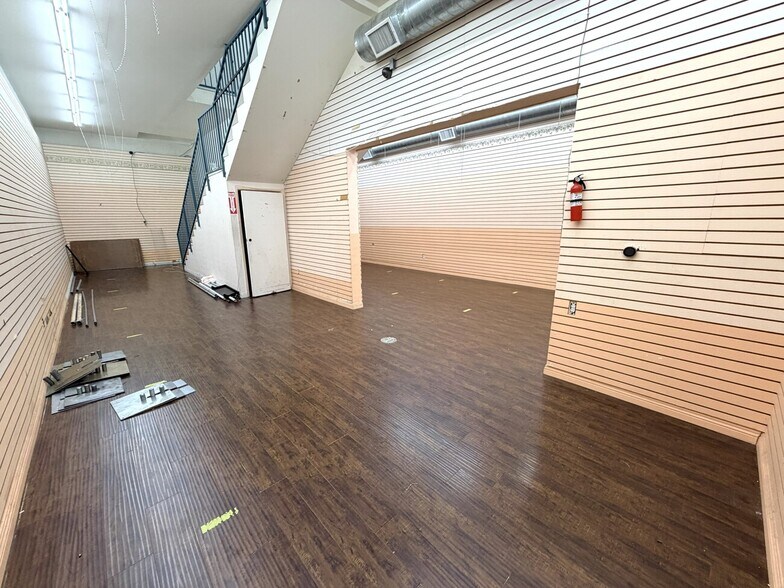 More Photos Of 951 Crocker St, Los Angeles Storefront Retail Office For Lease