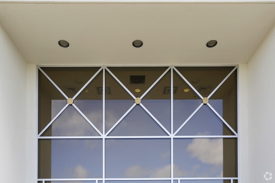 More Photos Of 5505-5688 S Harvey St, Muskegon Department Store For Lease