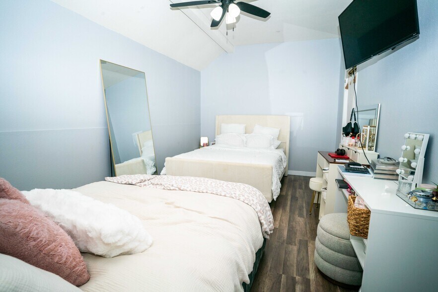 More Photos Of 1951 Hornblend St, San Diego Apartments For Sale