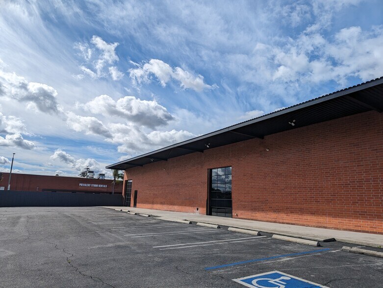 More Photos Of 4100 Vanowen Pl, Burbank Warehouse For Lease