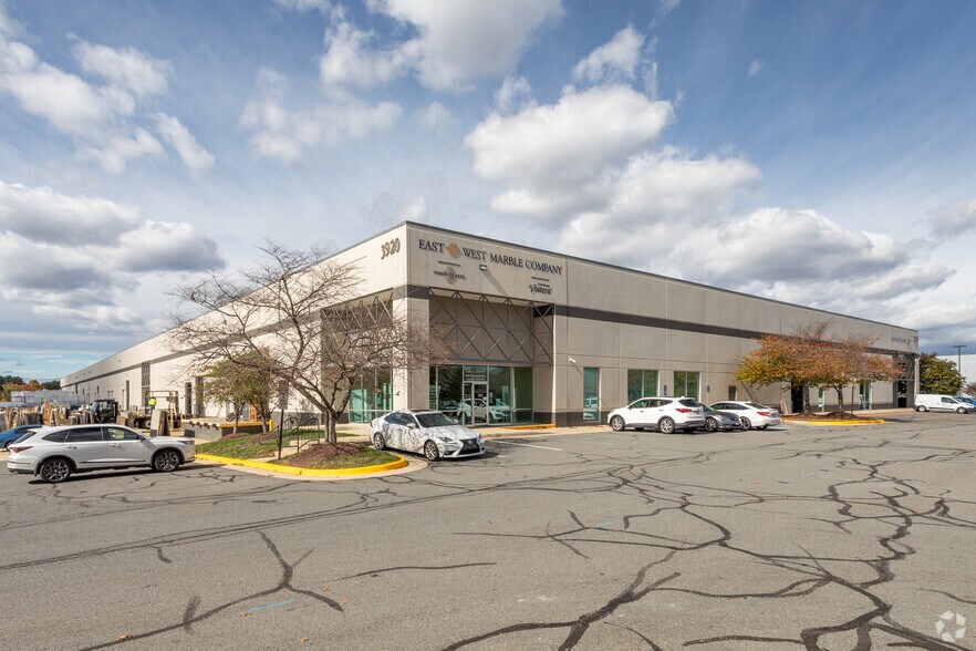 Primary Photo Of 3920 Stonecroft Blvd, Chantilly Warehouse For Lease