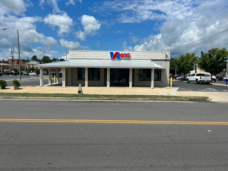 Primary Photo Of 219 Arch Ave, Waynesboro General Retail For Sale