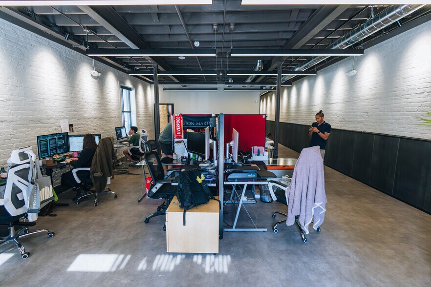 More Photos Of 629 Broadway St, Knoxville Office For Lease