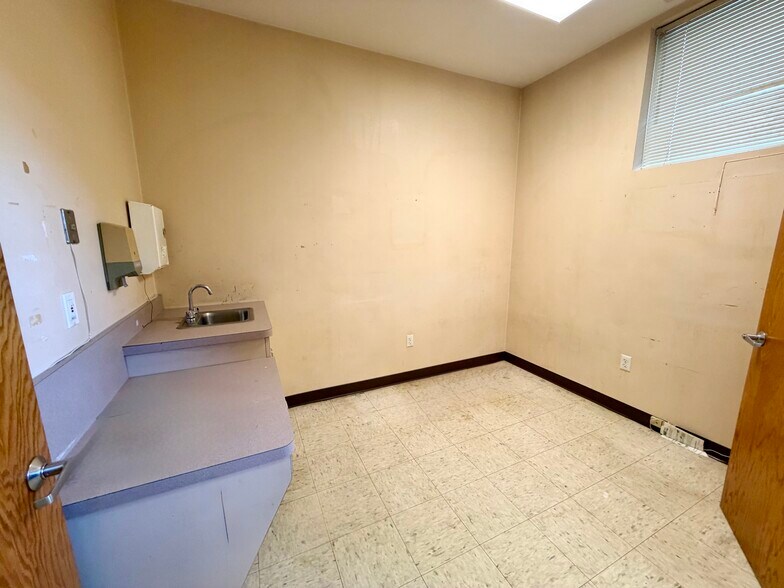 More Photos Of 853-855 Grove St. st, Irvington Healthcare For Lease