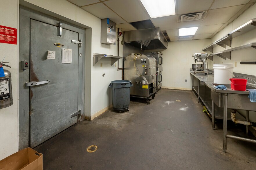 More Photos Of 2700 17th St, Marion General Retail For Sale