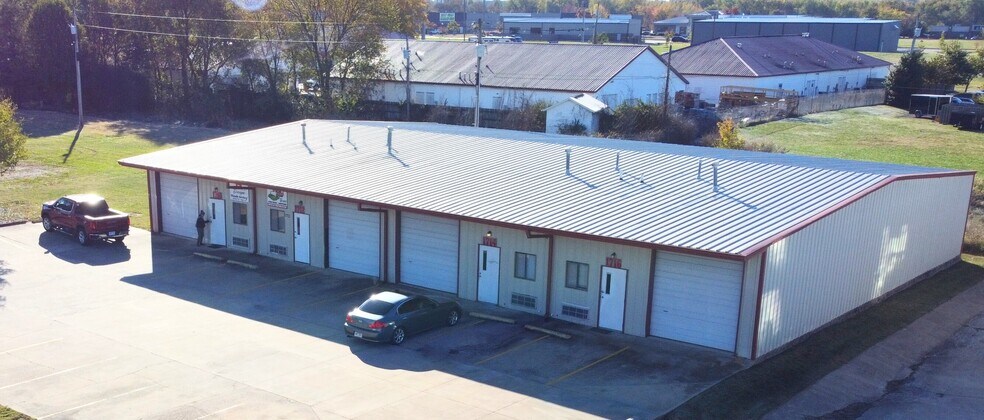 More Photos Of 1710-1716 W Acorn Dr, Rogers Warehouse For Lease