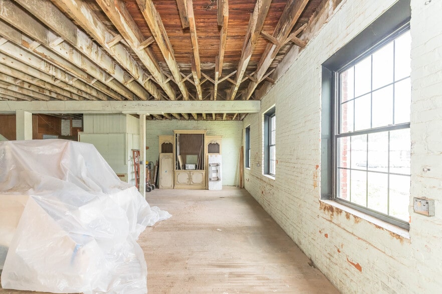 More Photos Of 1340 W Main St, Wytheville Loft Creative Space For Sale