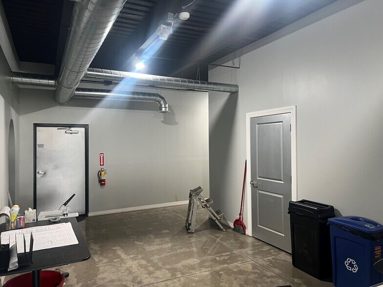 More Photos Of 21260 W 8 Mile Rd, Southfield Warehouse For Lease
