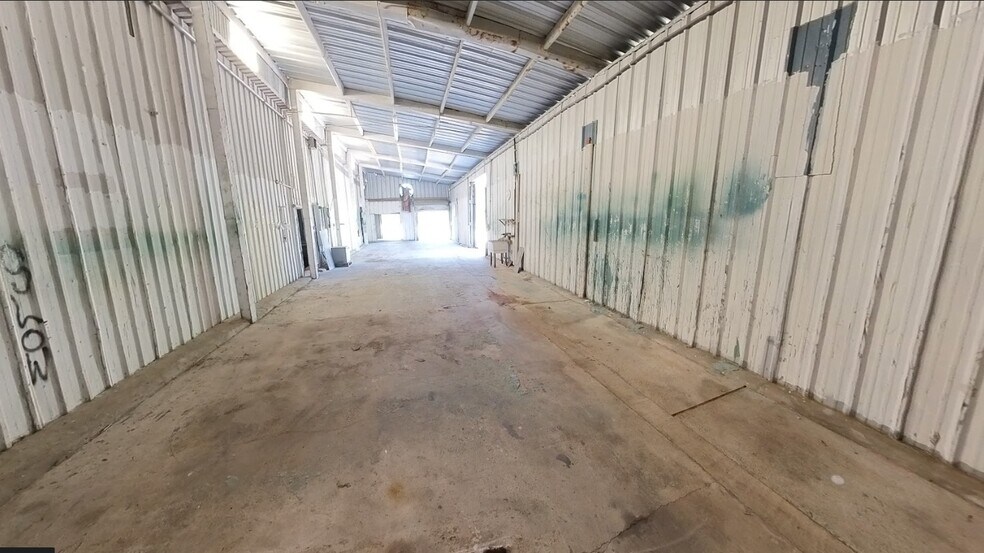 More Photos Of 401 Industrial Park Ln, Willis Warehouse For Sale