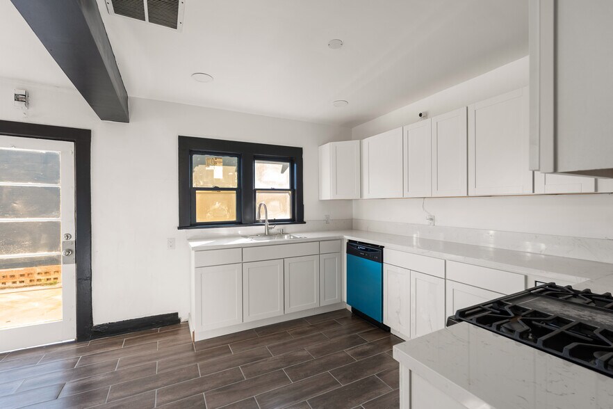 More Photos Of 1825 Baker St, Bakersfield Specialty For Sale