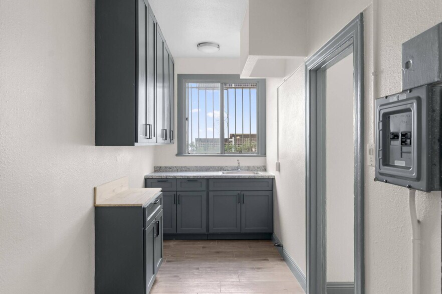 More Photos Of 225 W Adams Blvd, Los Angeles Apartments For Sale