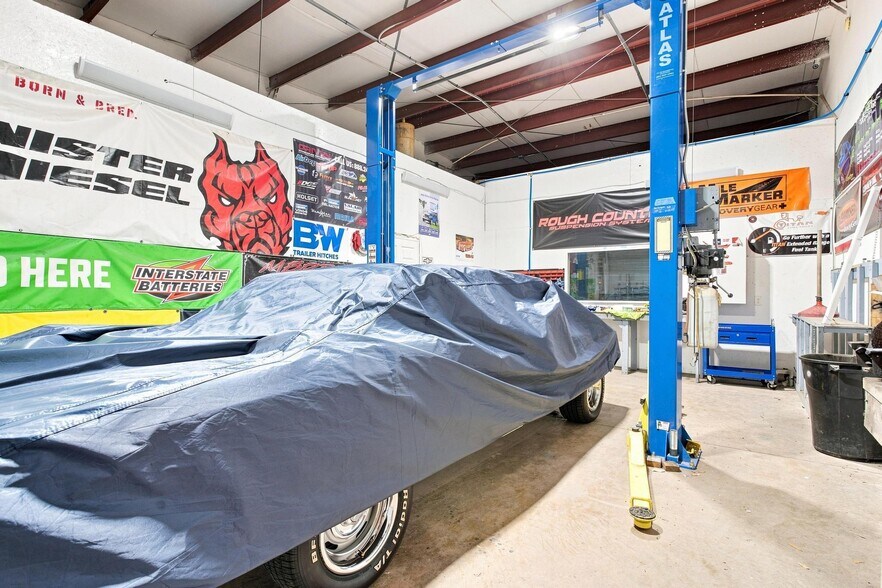 More Photos Of 2450 S US Highway 27/441, Fruitland Park Warehouse For Lease