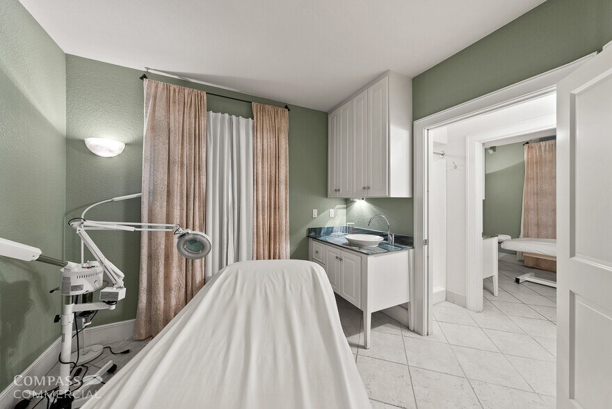 More Photos Of 125 NW Wall St, Bend Health Club For Lease